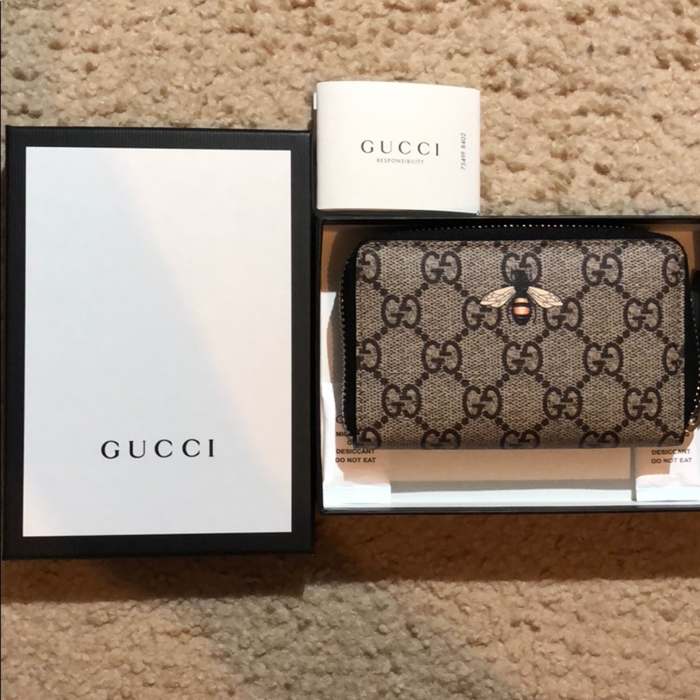 Bee print GG ( Gucci ) Supreme zip card case